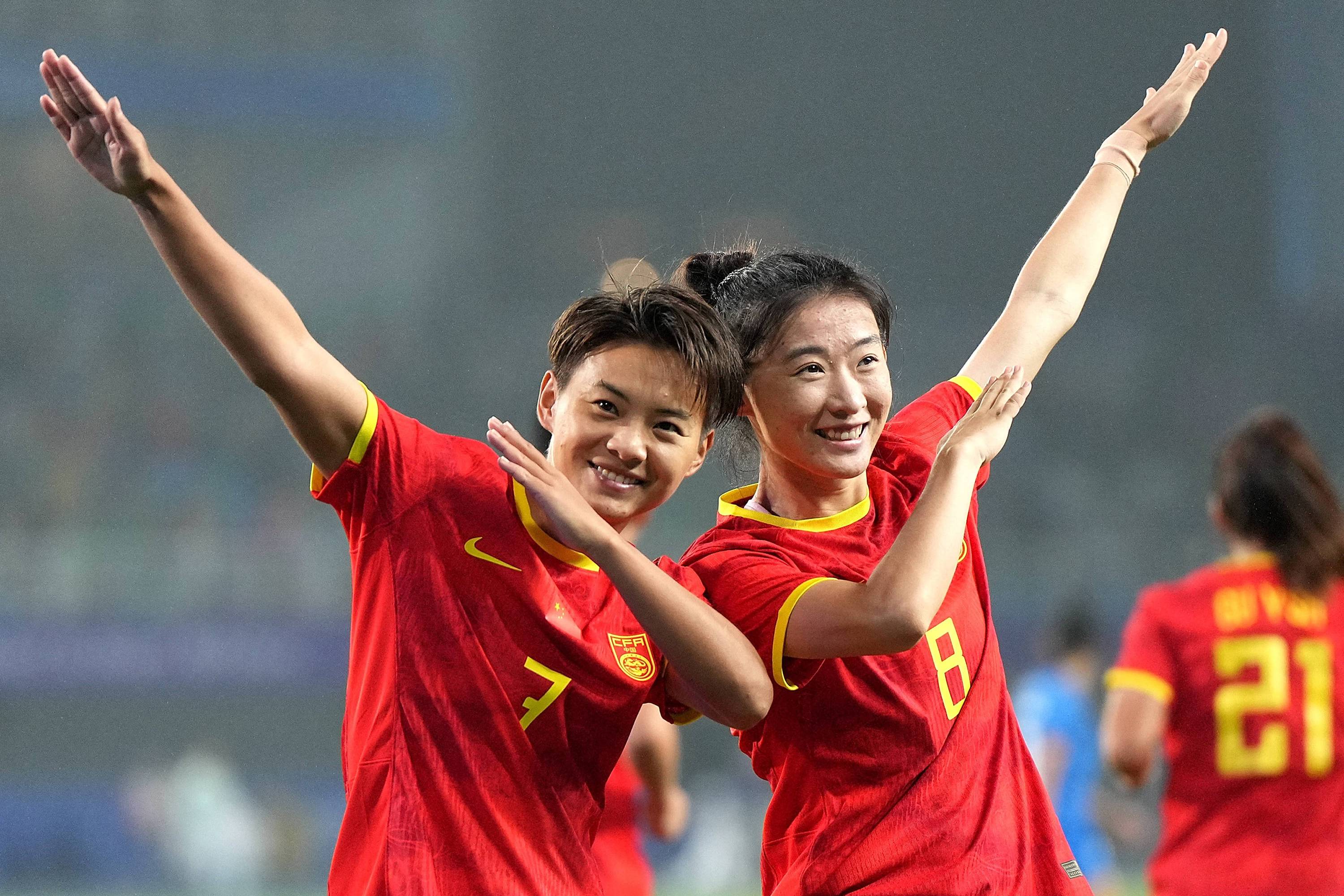 包含女足明星球员公布恋情，网友热议不断的词条